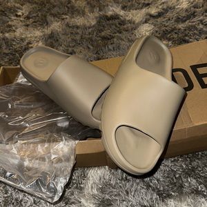 Yeezy Slides 'Desert Sand'